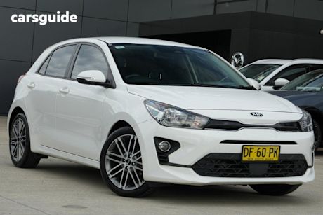 White 2021 Kia RIO Hatchback Sport
