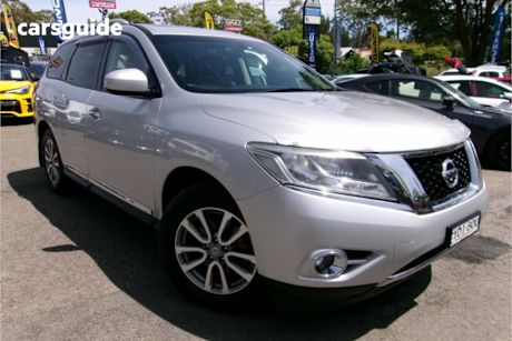 Silver 2015 Nissan Pathfinder Wagon St-L (4X2)