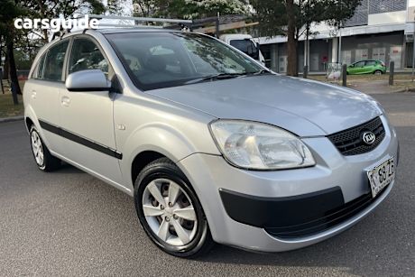 White 2009 Kia RIO Hatchback Lx