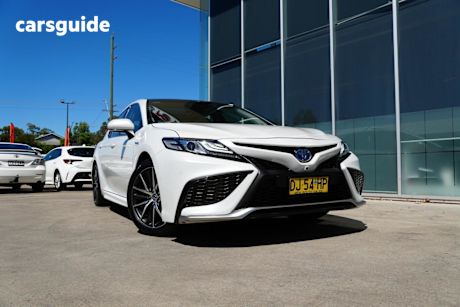 White 2023 Toyota Camry Sedan HYBRID