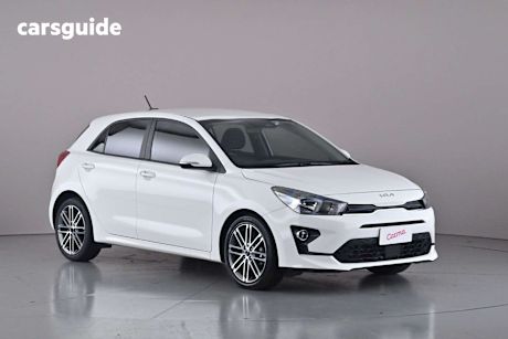 White 2021 Kia RIO Hatchback Sport
