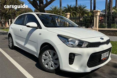 White 2017 Kia RIO Hatchback S