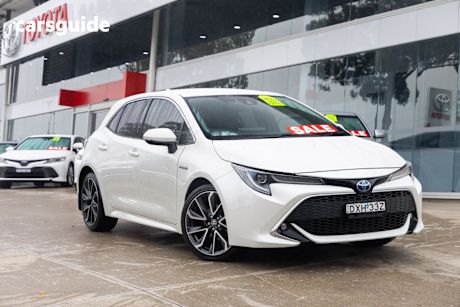 White 2018 Toyota Corolla Hatchback Zr (Hybrid)