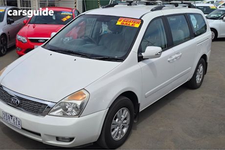 White 2014 Kia Grand Carnival Wagon Si