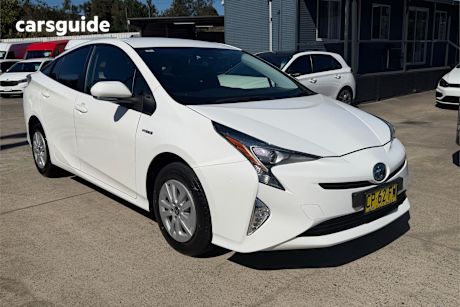 White 2018 Toyota Prius Hatchback Hybrid