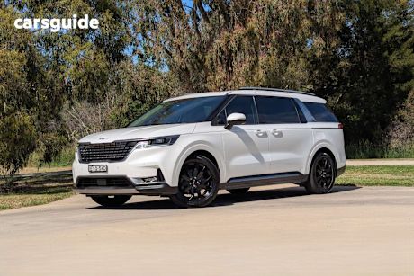 White 2023 Kia Carnival Wagon Special Edition