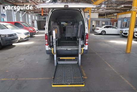 White 2005 Toyota HiAce Bus Commuter