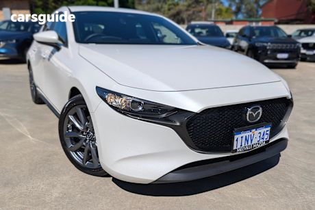 White 2024 Mazda 3 Hatchback G20 Evolve