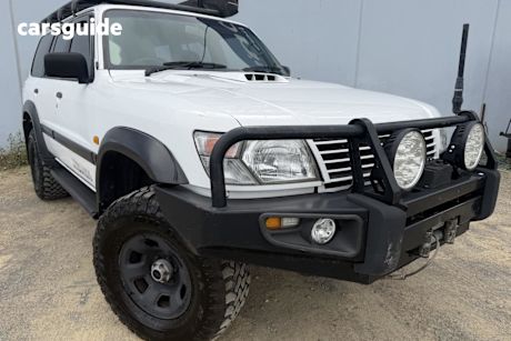 White 2000 Nissan Patrol SUV ST