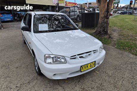White 2002 Hyundai Accent Hatchback Gl