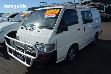 White 2008 Mitsubishi Express Van Swb