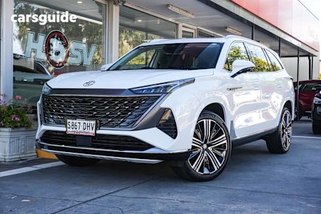 White 2025 MG Qs Wagon Essence Awd