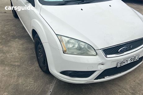 White 2008 Ford Focus Hatchback Lx