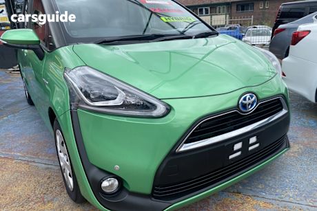 Green 2015 Toyota Sienta Wagon (Hybrid) G