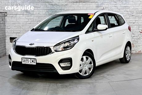 White 2017 Kia Rondo Wagon S