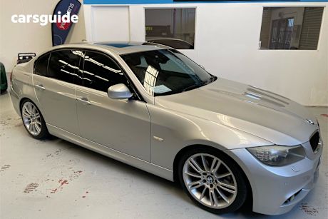 Silver 2009 BMW 320I Sedan Executive