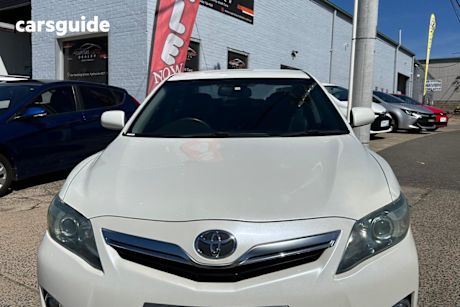 White 2010 Toyota Camry Sedan Luxury Hybrid