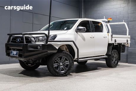 White 2023 Toyota Hilux Double Cab Chassis Sr (4X4)