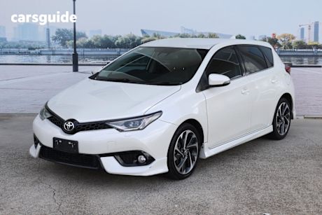 White 2017 Toyota Corolla Hatchback Zr