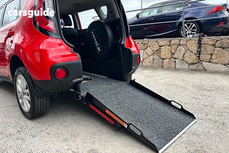 Red 2017 Kia Soul Hatchback Si