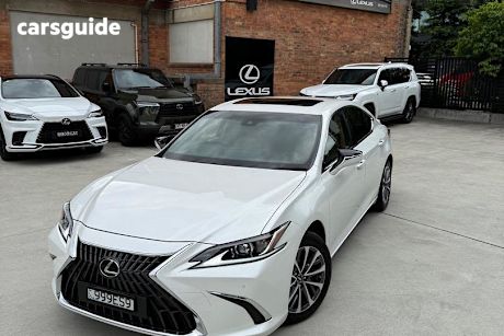 White 2025 Lexus ES300H Sedan Luxury (Hybrid)