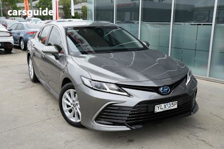 Silver 2022 Toyota Camry Sedan HYBRID