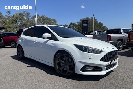 White 2017 Ford Focus Hatchback St2