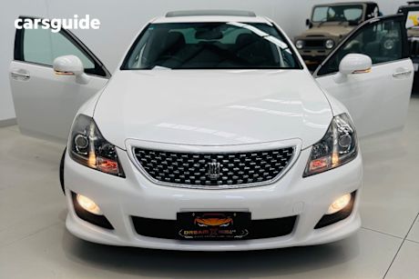 White 2009 Toyota Crown Sedan