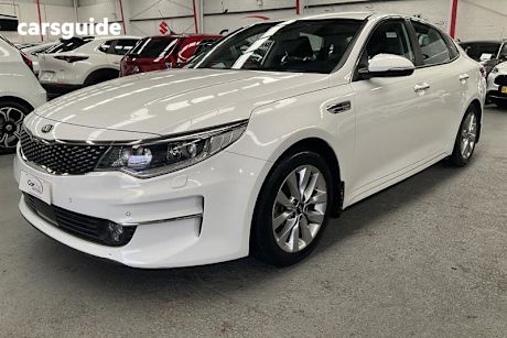 White 2017 Kia Optima Sedan Si
