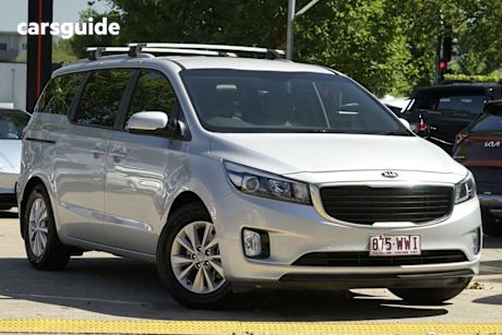 Silver 2017 Kia Carnival Wagon Si