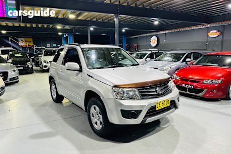 Silver 2013 Suzuki Grand Vitara Wagon Urban Navigator
