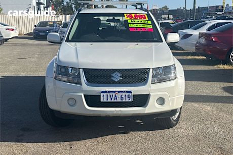 White 2011 Suzuki Grand Vitara Wagon (4X4)