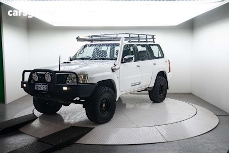 White 2009 Nissan Patrol Wagon St-L (4X4)