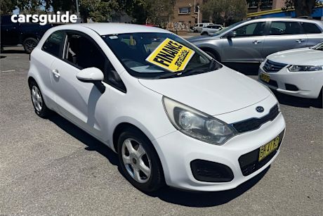 White 2011 Kia RIO Hatchback S