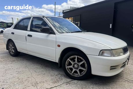 White 2000 Mitsubishi Lancer Sedan Glxi