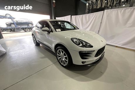 White 2017 Porsche Macan Wagon