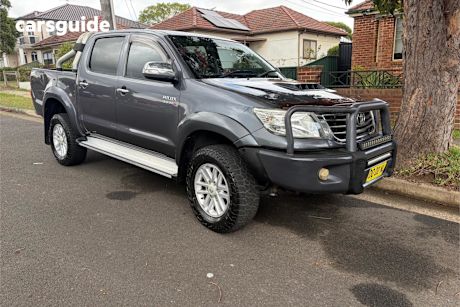 Grey 2014 Toyota Hilux Dual Cab Pick-up Sr5 (4X4)
