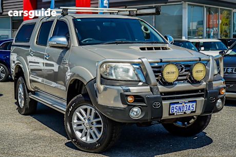 Beige 2013 Toyota Hilux Dual Cab Pick-up Sr5 (4X4)
