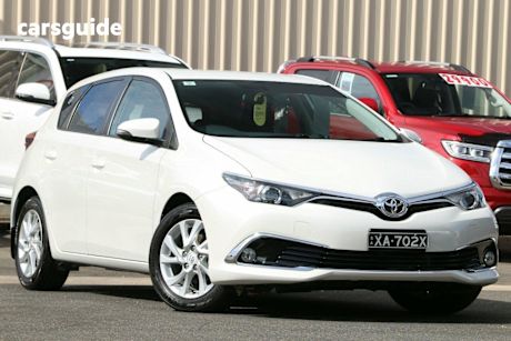 White 2018 Toyota Corolla Hatchback Ascent Sport