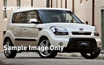 Silver 2009 Kia Soul Hatchback 2