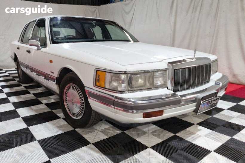 White 1990 Ford Lincoln Sedan IN AUCTION AT LLOYDS