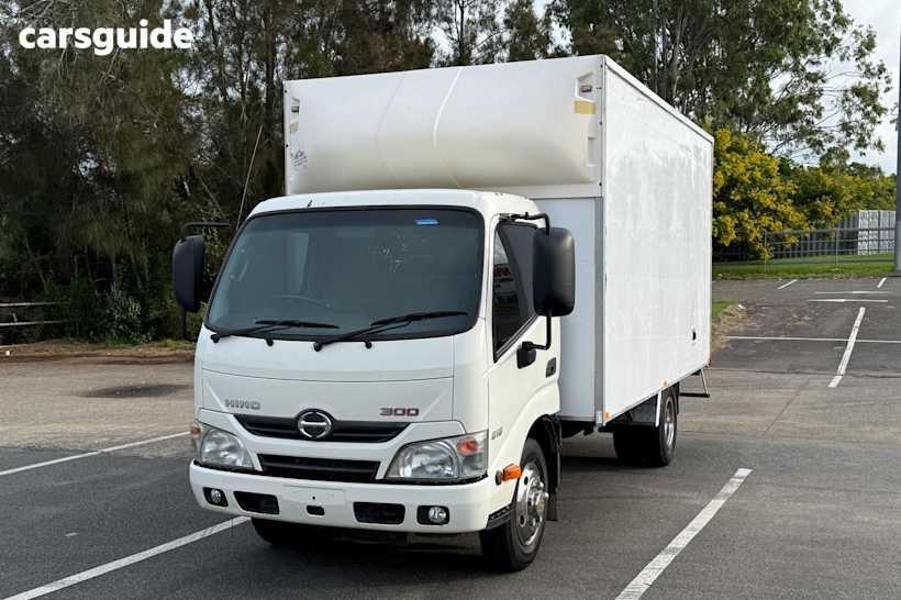 White 2015 Hino OTHER OtherCar