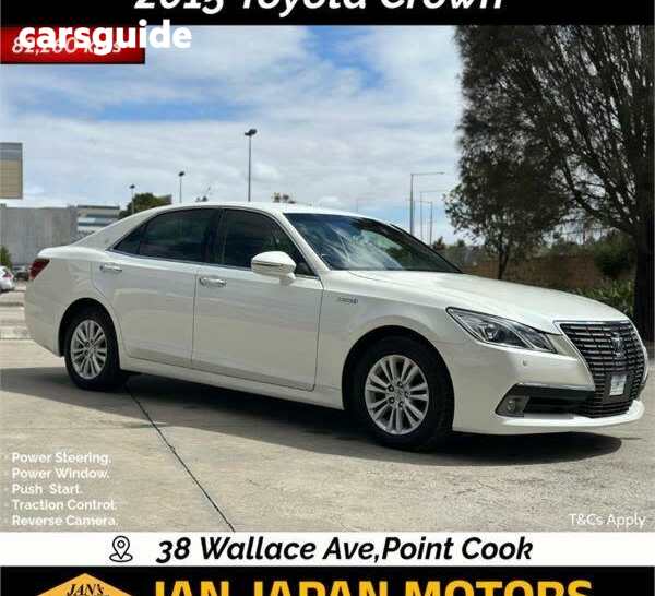 White 2015 Toyota Crown Sedan