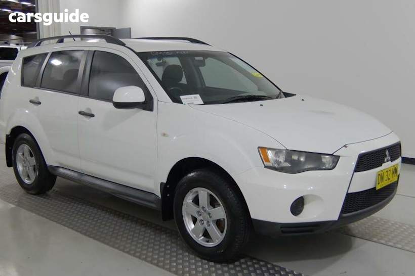 White 2010 Mitsubishi Outlander Wagon LS