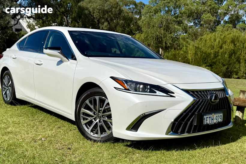 White 2023 Lexus ES300H Sedan Luxury (Hybrid)