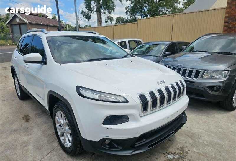 White 2016 Jeep Cherokee Wagon Longitude (4X4)