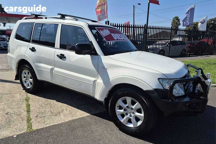 White 2010 Mitsubishi Pajero Wagon Platinum Edition