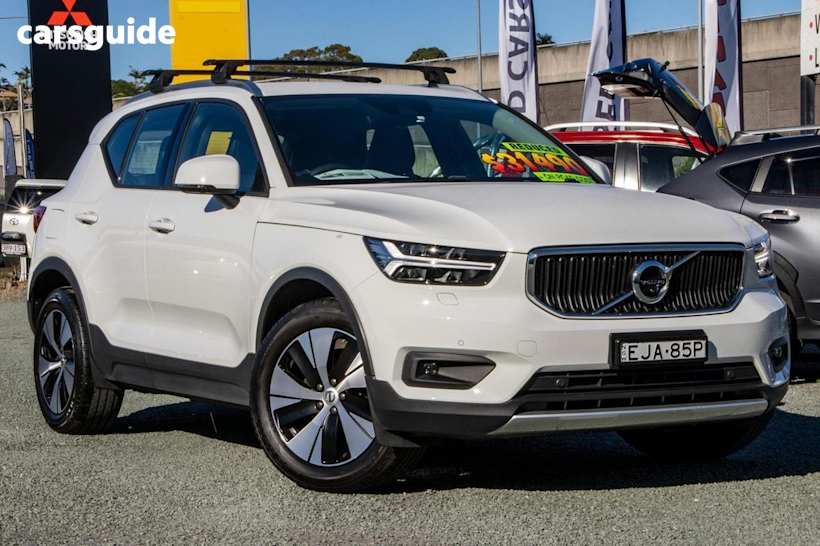 White 2020 Volvo XC40 Wagon T4 Momentum (fwd)