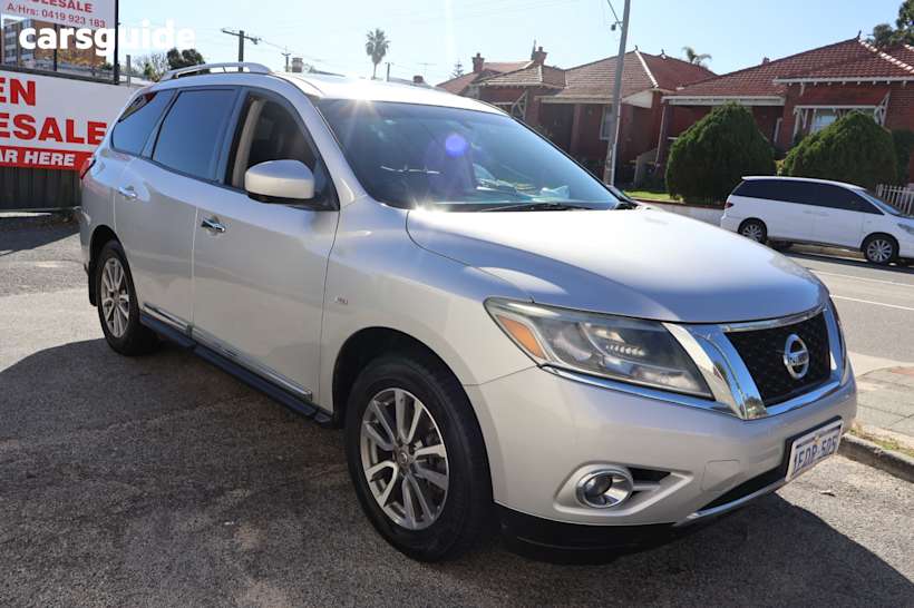 Silver 2014 Nissan Pathfinder Wagon ST-L (4X2)