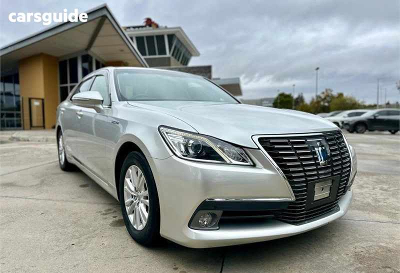 Silver 2014 Toyota Crown Sedan